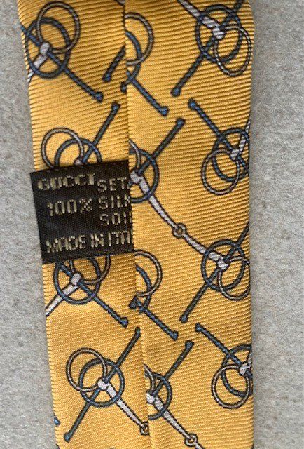 Gucci Krawatten: Cravate 100% soie jaune de Gucci – Neu (gemäss Beschreibung) aus St-Aubin-Sauges von Juliezan 2