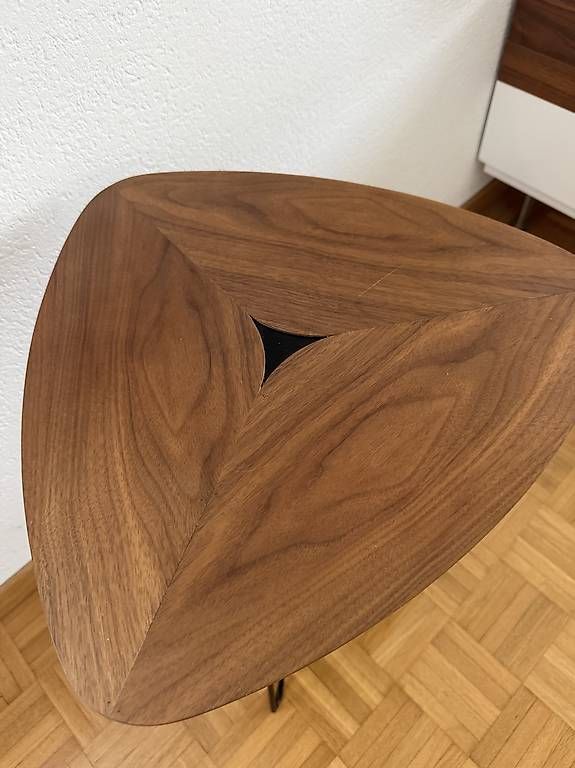 Tables: Nussbaum Beistelltisch – D'occasion à Egnach par hrid 1