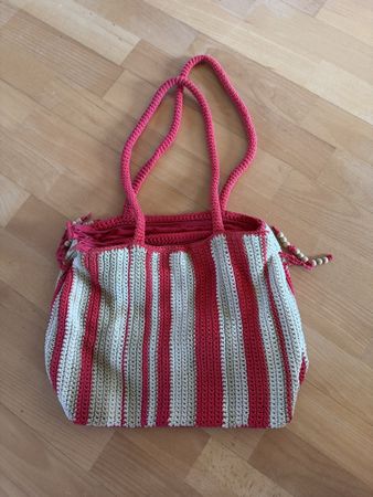 Gehäkelte Tasche rot beige gestreift guter Zustand