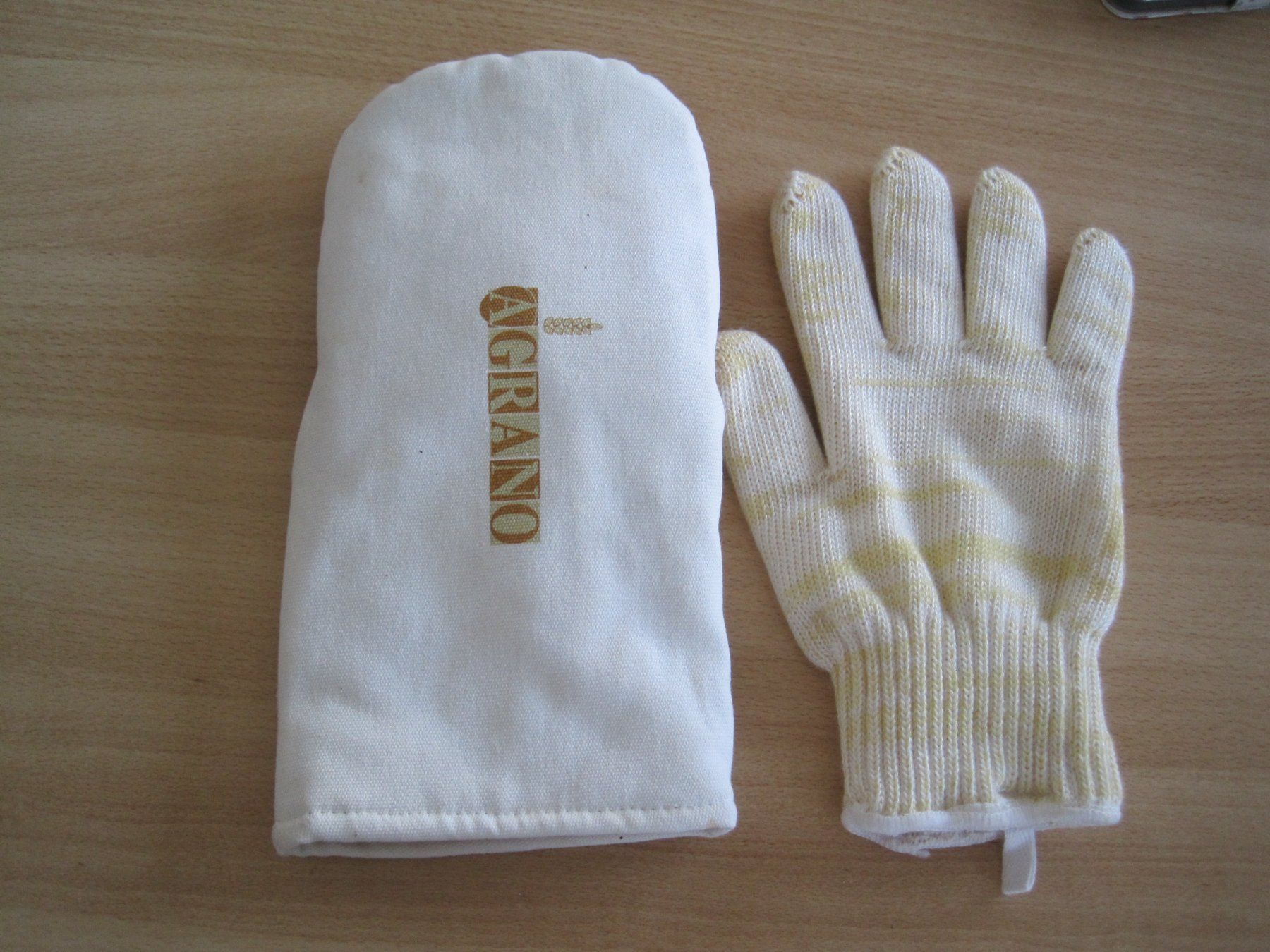 Appareils de cuisine: 2 wenig gebrauchte Topfhandschuhe – D'occasion à Schachen LU par moepsli5