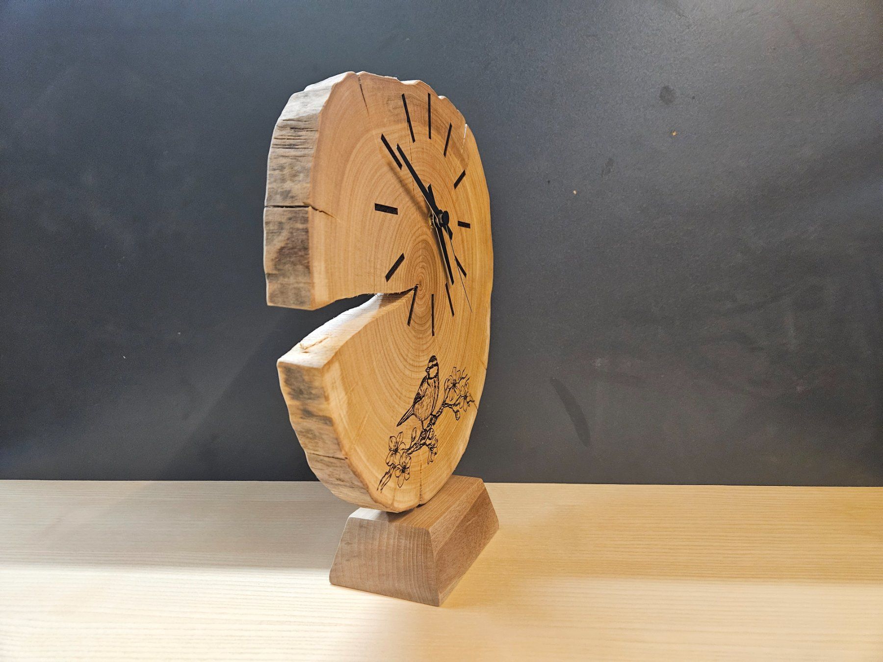 Tutte le decorazioni: Uhr aus Baumscheibe – Nuovo e nell'imballaggio originale da Schangnau venduto da Egliholzbildhauerei 1