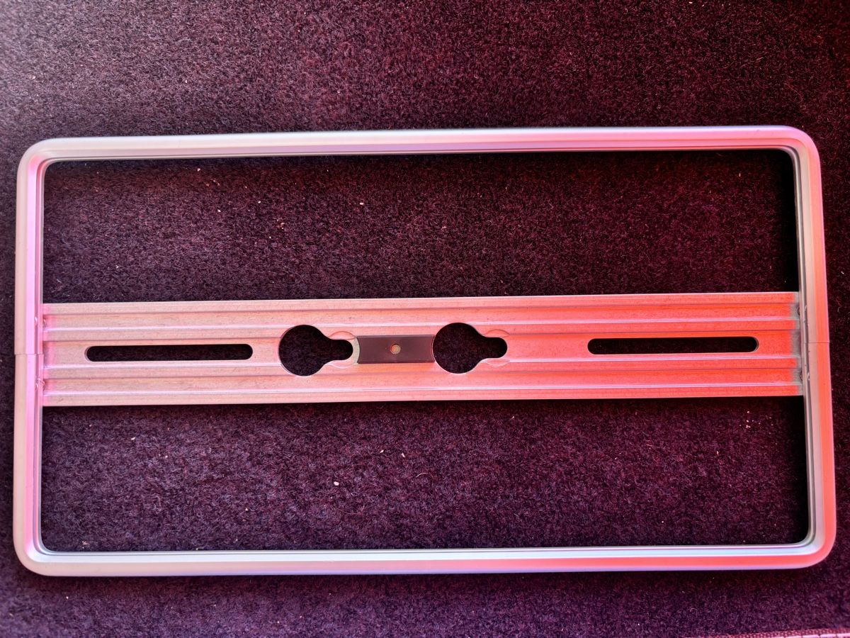 Toutes les pièces auto: Bieler System Nummernschildhalter silbrig  – Neuf (Voir description) à St. Gallen par always-a-good-buy