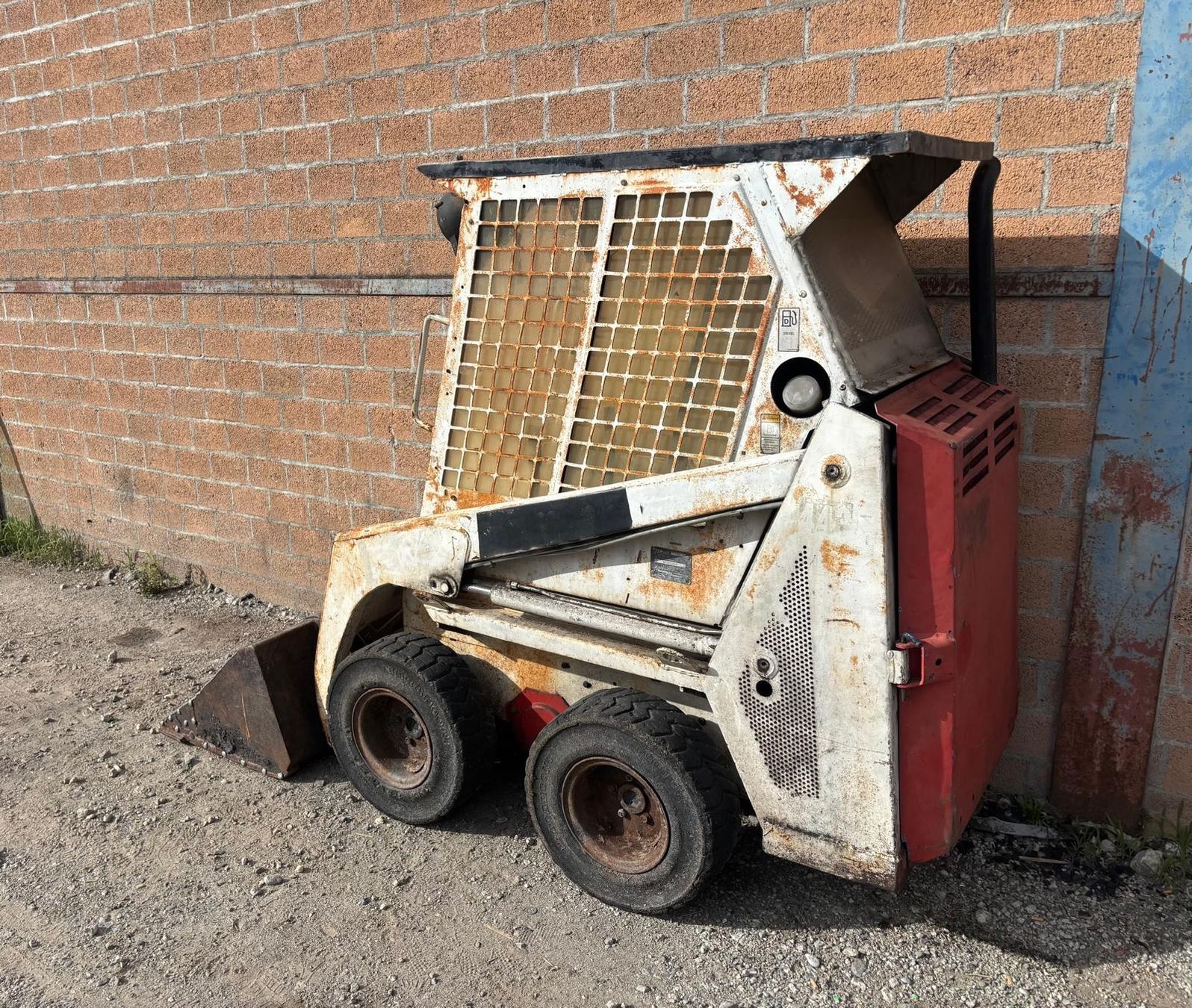Bobcat Chargeur de ferme: Bobcat 443 – Défectueux à Grono par laz_nx8q 1