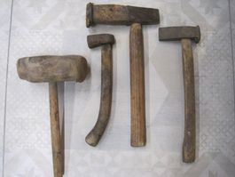 4 uralte Hämmer