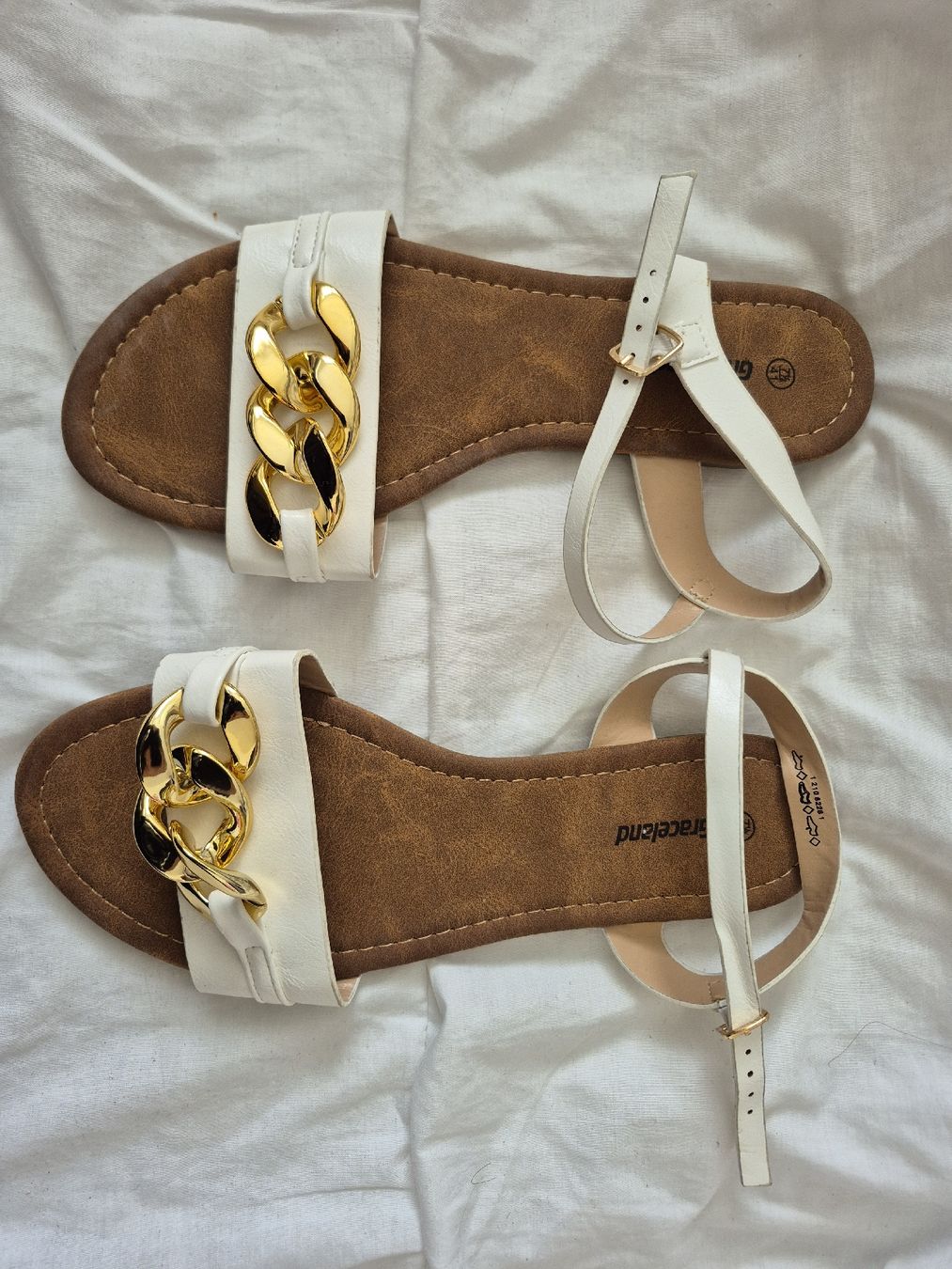 Graceland Scarpe da donna: Sandales Graceland, blanches avec chaîne dorée – Nuovo (secondo la descrizione) da Meyrin venduto da kka_b6jn