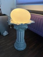 Kugelleuchte aus Milchglas mit Säule & Blätterkranz