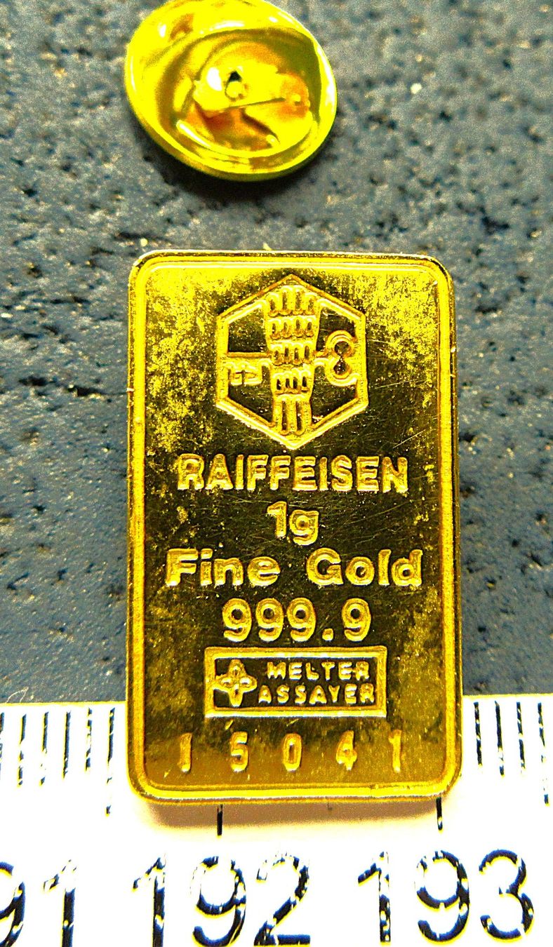 Swiss Placchette & Badge: RAIFFEISEN BANK PIN GOLDIG – Usato da Ettingen venduto da Hausi4711