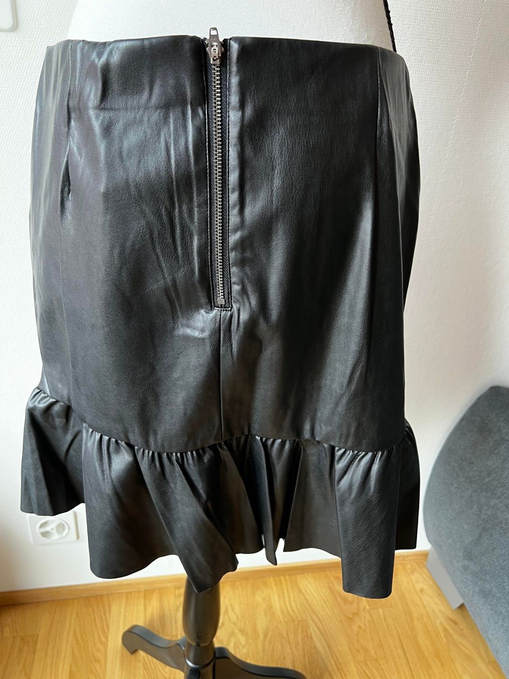 Jupes: Neuer ROCK M aus Kunstleder – Neuf avec emballage d'origine à Riehen par edu_92w7