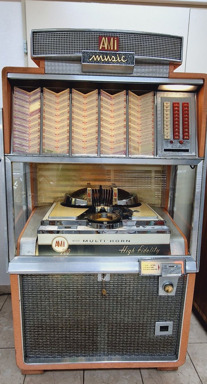 Jukebox: Musikbox Jukebox AMI G200 mit Bluetooth Empfänger – Usato da Geroldswil venduto da jukeman