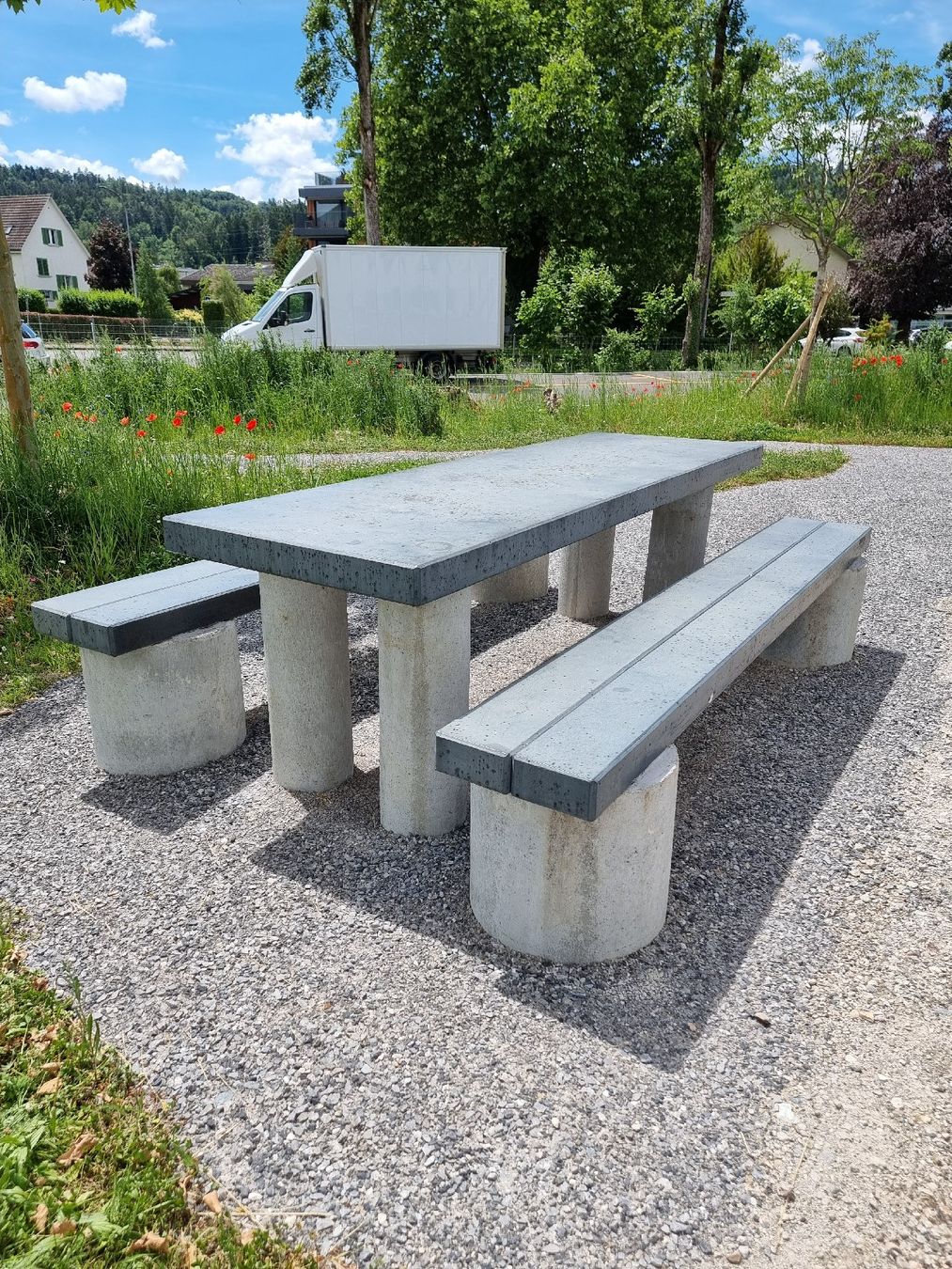 Set di tavolo e panche: Massiver Betontisch mit 2 Sitzbänken – Usato da Winterthur venduto da L.v.N