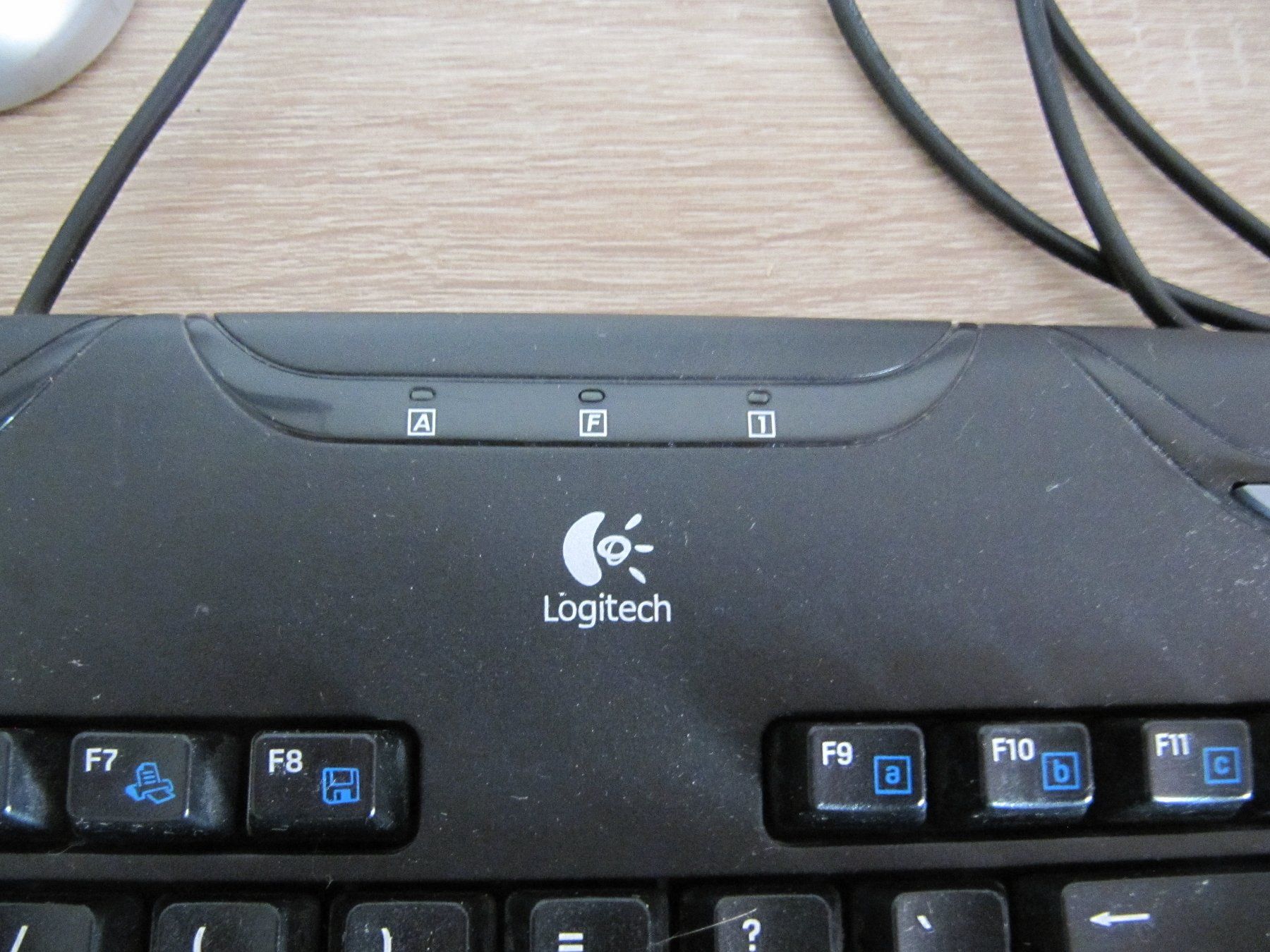 Logitech Tastiere: LOGITECH Tastatur und LOGITECH Maus – Usato da Basel venduto da Kuba2 1