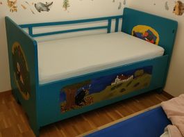 Kinderbett 70x140 Vintage mit handgemalten Märchenfiguren
