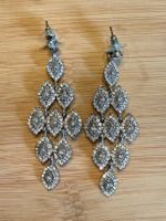 Modeschmuck -Ohrringe Tropfenform mit Steinchen Silberfarben