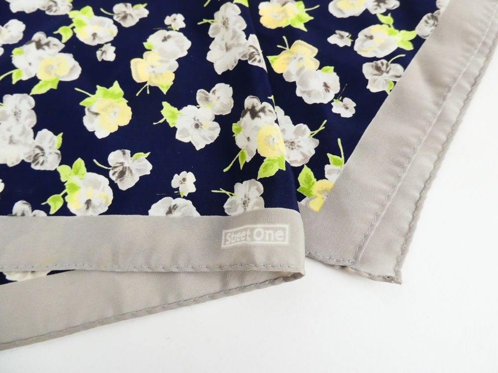 Foulard & Sciarpe: Foulard von Street One mit Blumenmuster – Usato da Sutz venduto da Dalilea 2