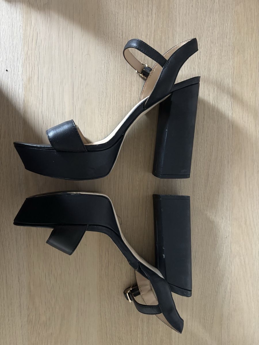 Guess Chaussures femmes: Chaussures guess  – D'occasion à Troistorrents par gag_k7q6 1