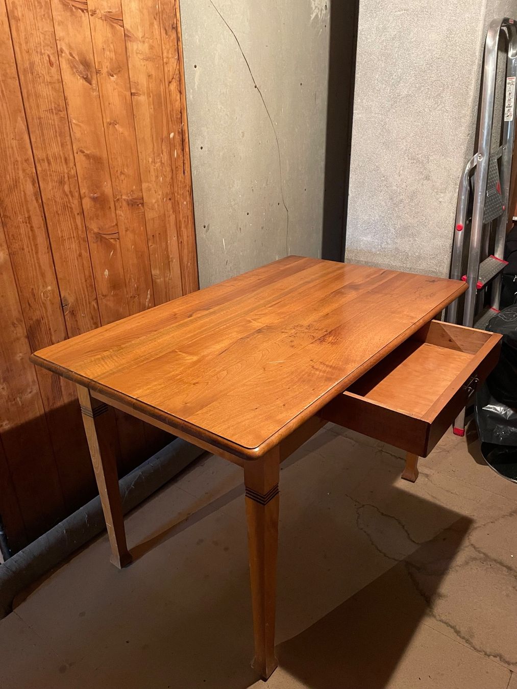 Tavoli: Antiker Tisch mit Tischplatte aus Nussbaum – Usato da Thalwil venduto da Chris0123 1