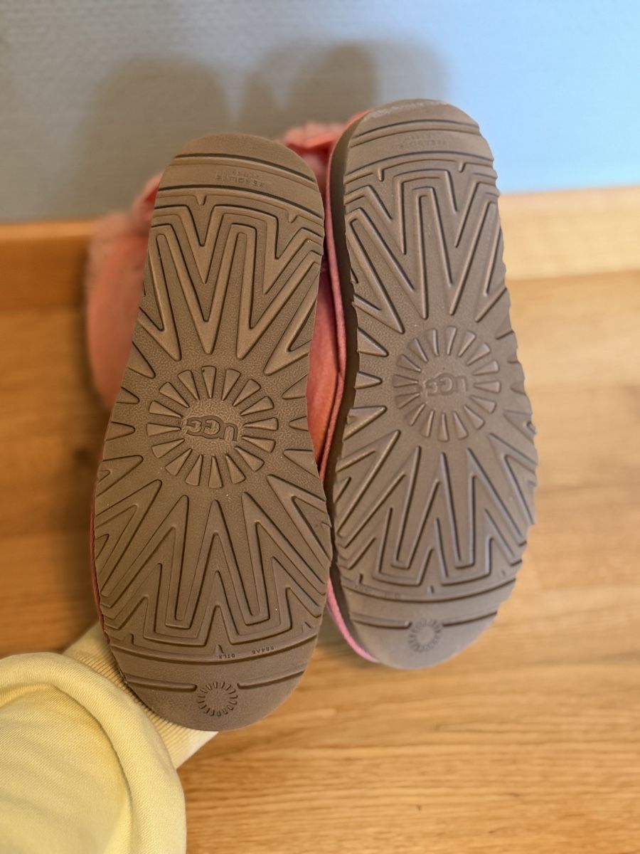 Ugg Scarpe da donna: UGG Boots mit Schleife, Grösse 37 – Nuovo (secondo la descrizione) da Winterthur venduto da m.ro. 5