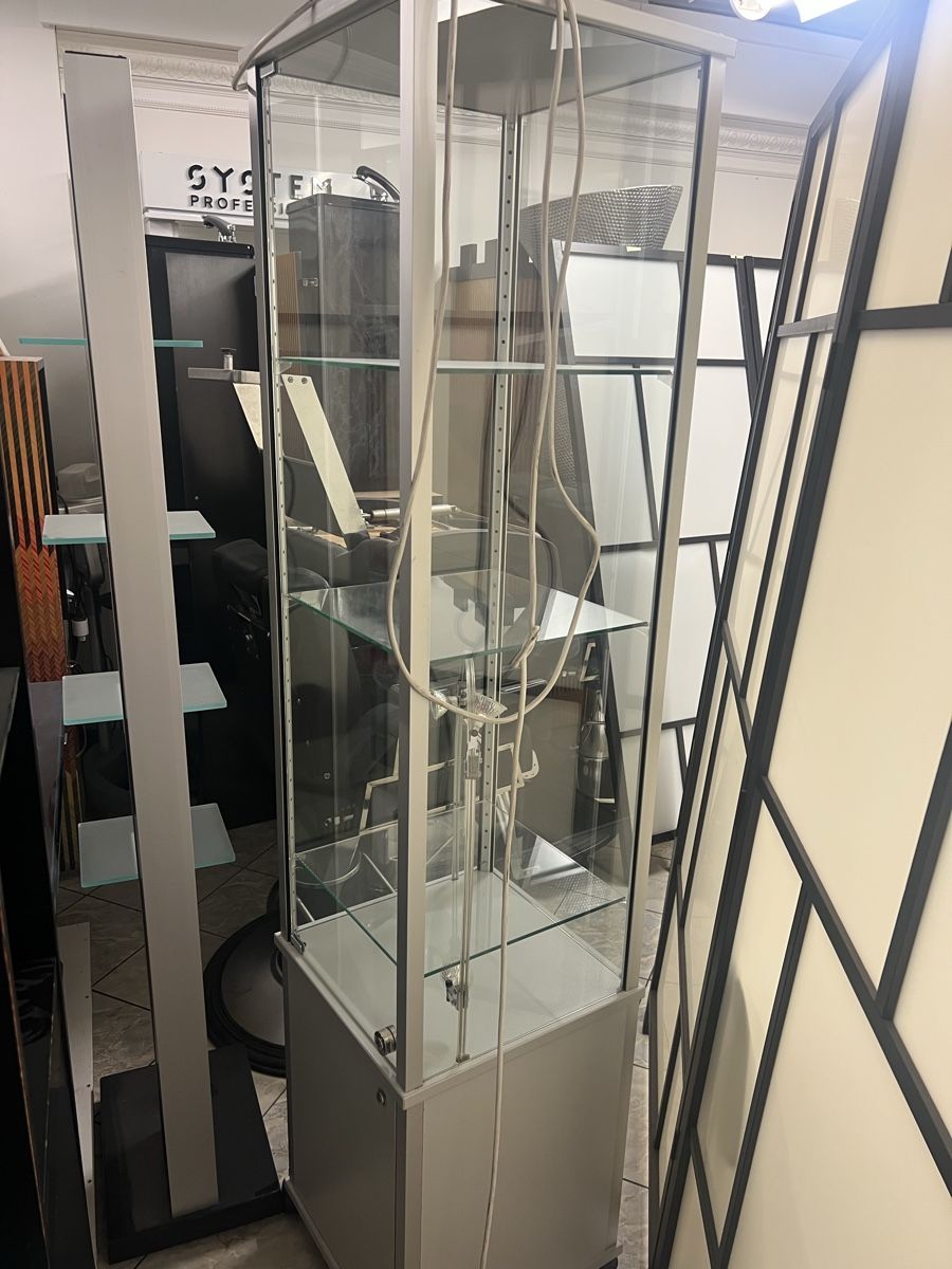 Vetrine: Vitrinenmoebel Glas Metall mit Beleuchtung Standvitrine – Usato da St. Gallen venduto da VDMJ_
