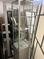Vitrinenmoebel Glas Metall mit Beleuchtung Standvitrine