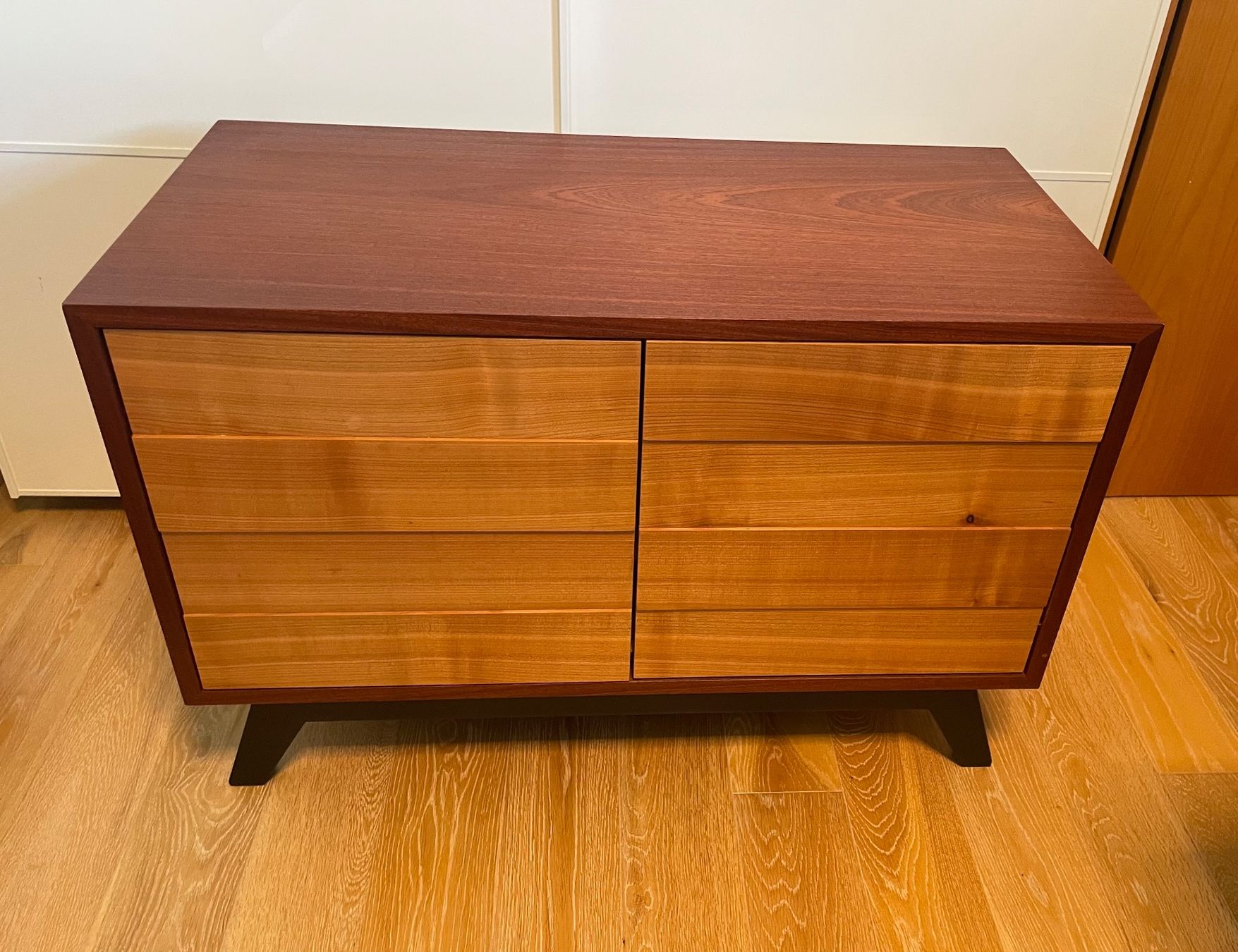 Commodes: Kommode mit Palisanderfournier / Einzelstück – D'occasion à Oftringen par J_Zi