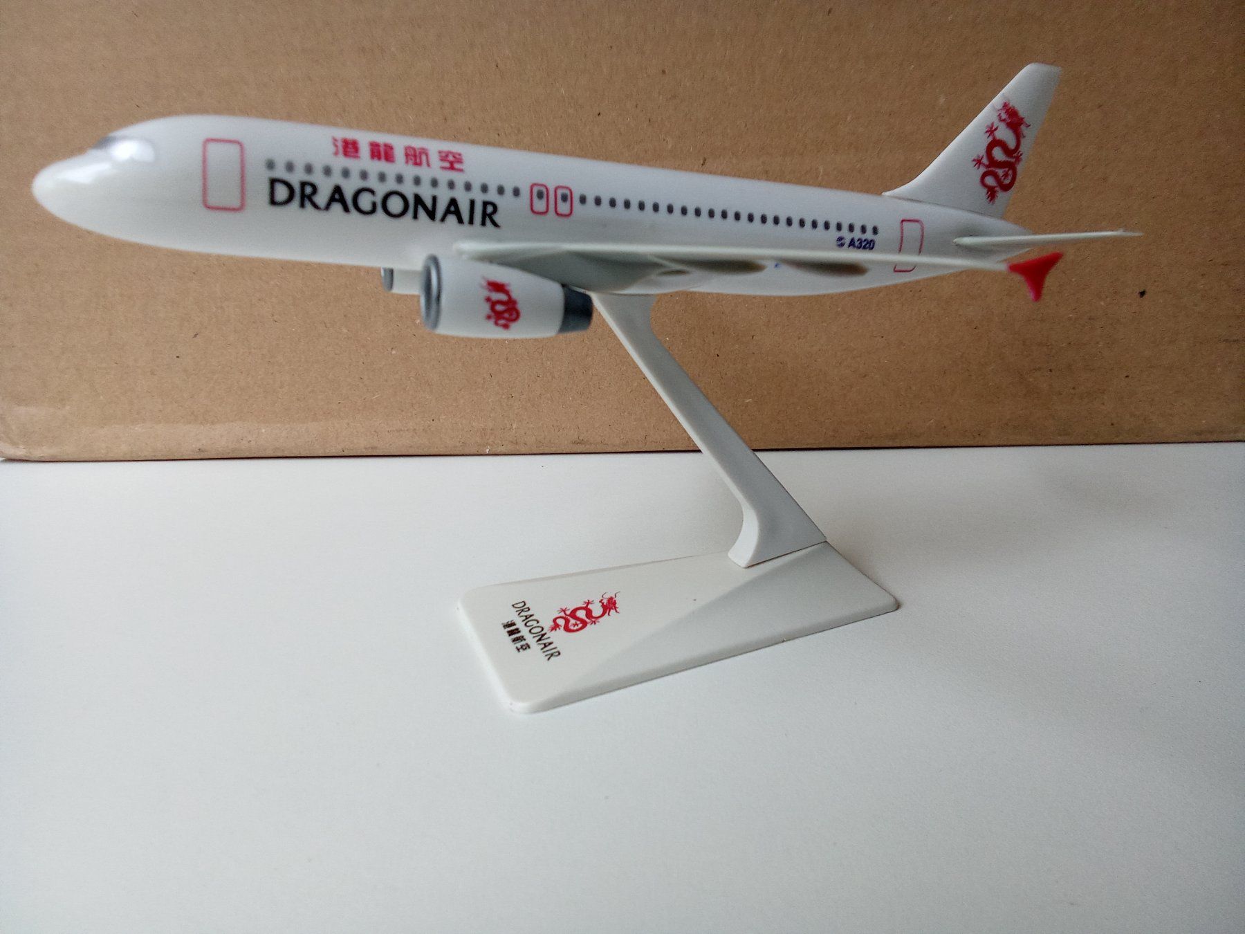 Airbus Kit di modellismo & Modellini statici: Flugzeugmodell A 320 der DRAGONAIR – Usato da Bilten venduto da Bora3 1