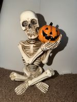 Halloween Deko: Skelett mit Kürbis