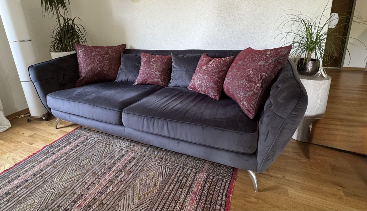 Divani: Sofa Samt grau mit Kissen super Zustand – Usato da Frauenfeld venduto da mon_b6jv