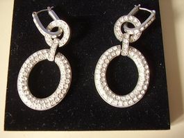 Ohrenstecker Hänger 5.5 cm lang mit Zirkonia Steinen.