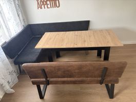 Tisch und Sitzecke mit Bank