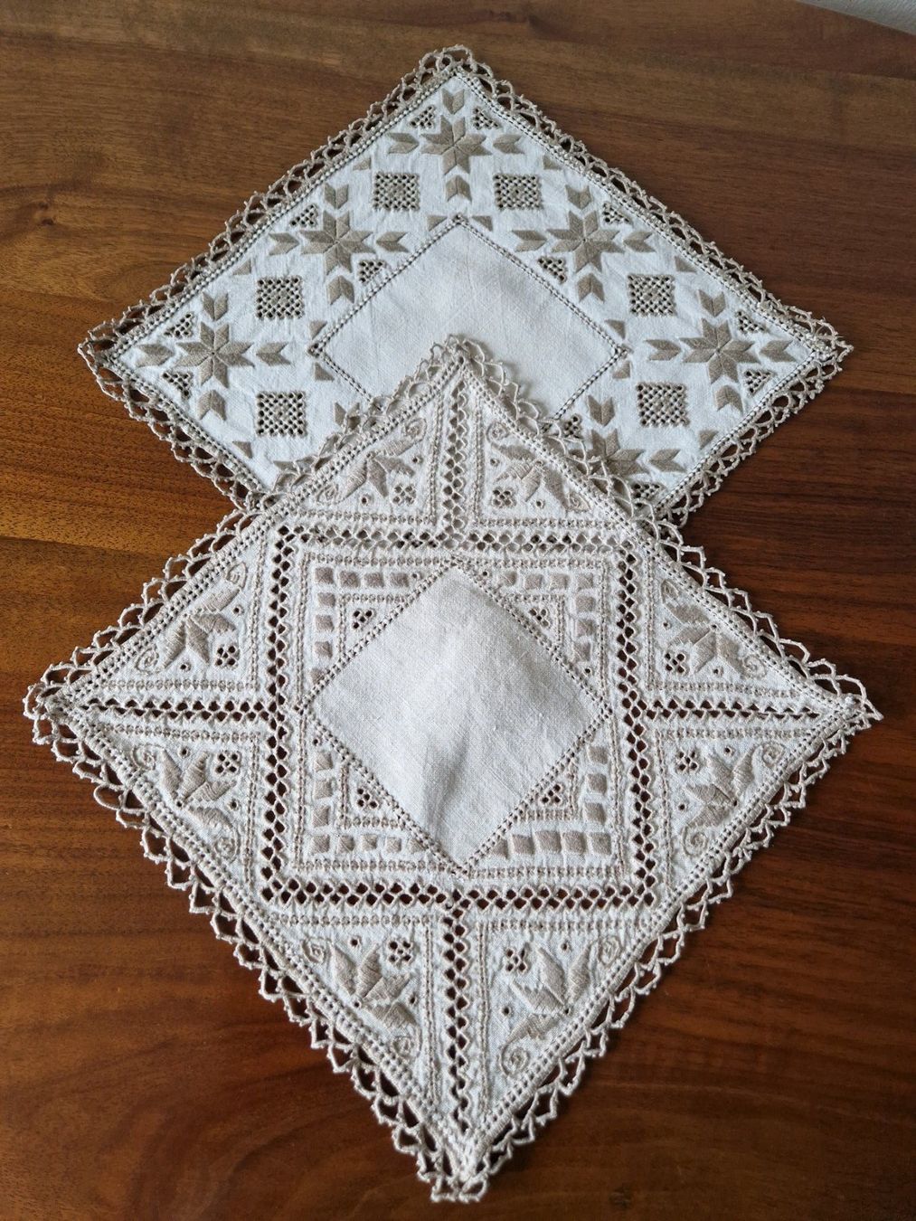 Altra biancheria da tavola: 2 Leinendeckeli mit Stickerei – Nuovo (secondo la descrizione) da Bern venduto da Antikbatik 3