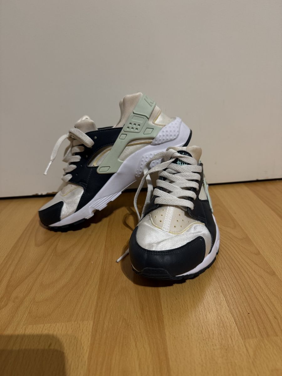 Nike Damenschuhe: Baskets Nike Huarache taille 38.5 – Gebraucht aus Biel/Bienne von ant_h25x