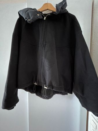 Kurze Jacke schwarz von Zara mit Kapuze - guter Zustand
