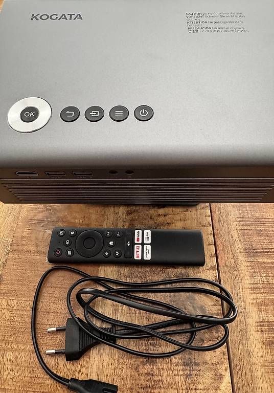 Vidéoprojecteurs: Kogata 4K Beamer inklusive Beamer Standbein – D'occasion à Baden par laurent2025 1