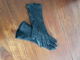 Lange schwarze Echtlederhandschuhe