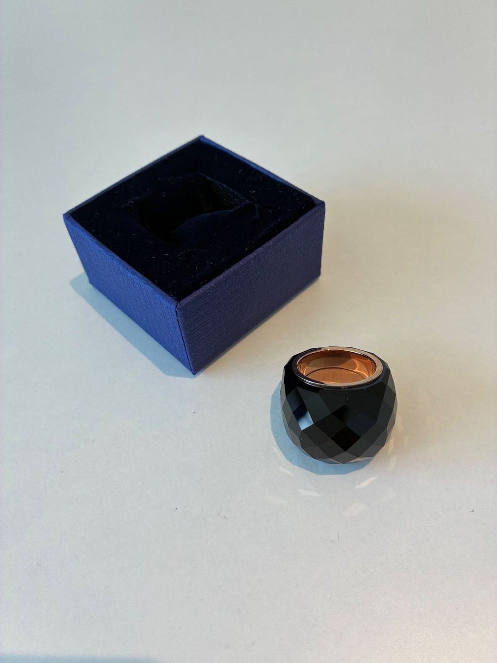 Swarovski Anelli: Swarovski Ring Nirvana, schwarz, Gr. 52 – Nuovo (secondo la descrizione) da Humlikon venduto da simi_simi 2
