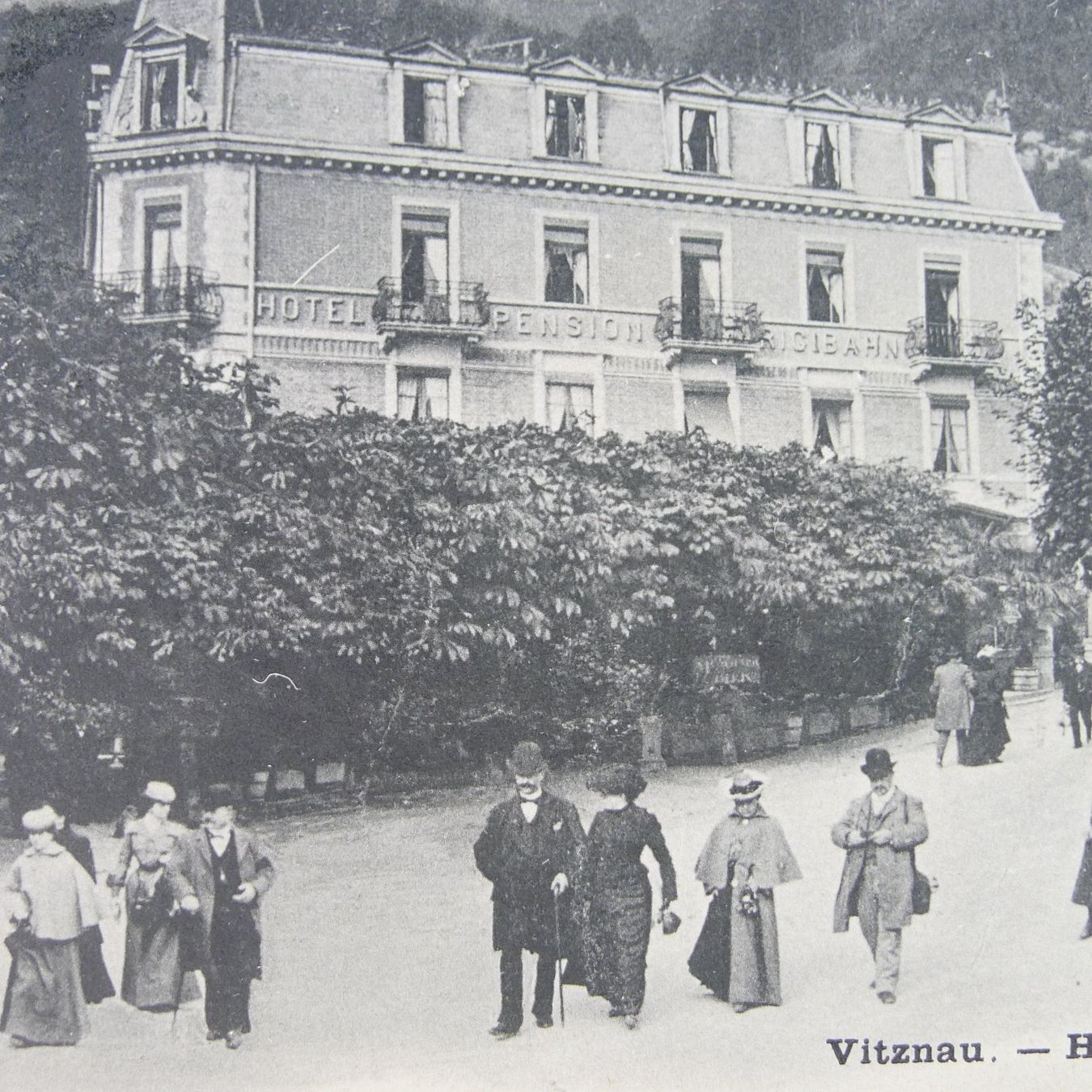 Cartoline postali: 1903, Vitznau HOTEL RIGI-BAHN, Ansichtskarte belebt – Usato da Ebikon venduto da SilvioFreund 2