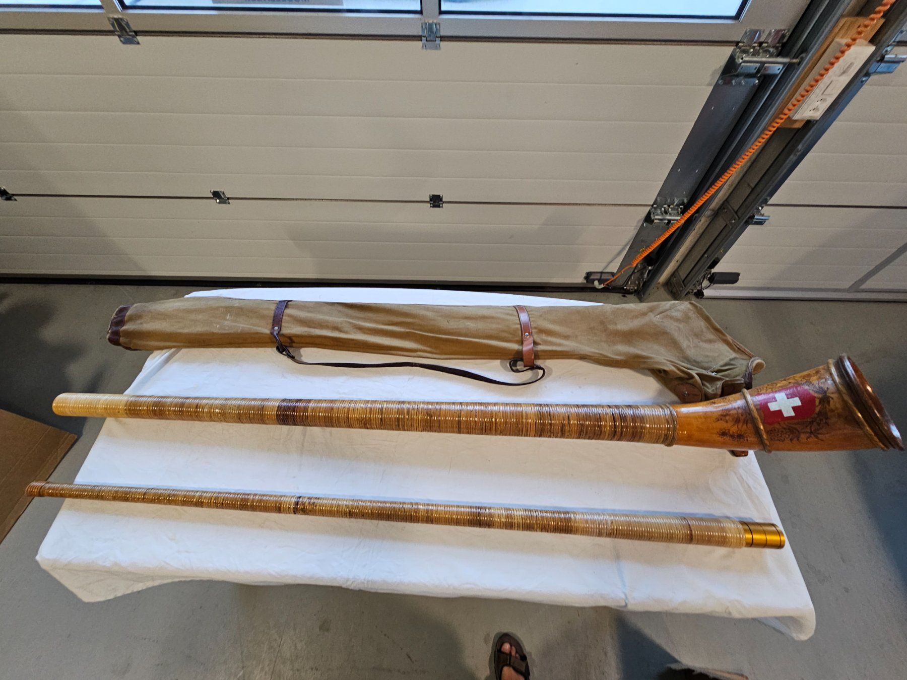Strumenti musicali: Alphorn 2-teilig inkl. Tragtasche – Usato da Wasen im Emmental venduto da chris57 2