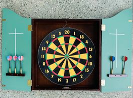 Dart Board im Massivholzgehäuse von The Bombay Company