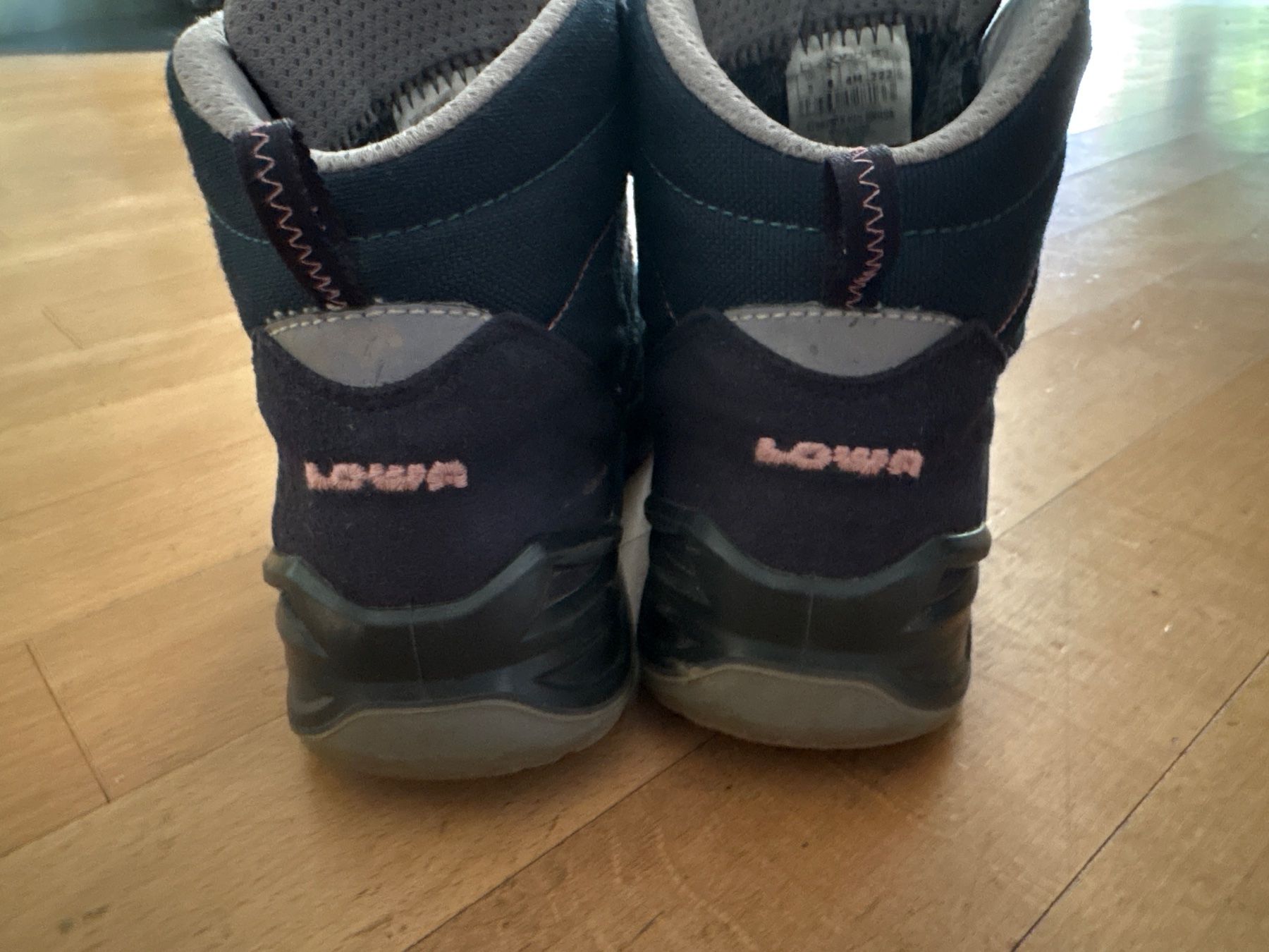 Lowa Schuhe für Mädchen: Lowa Wanderschuhe dunkelblau Gr.36 – Gebraucht aus Winterthur von Maciej123 2