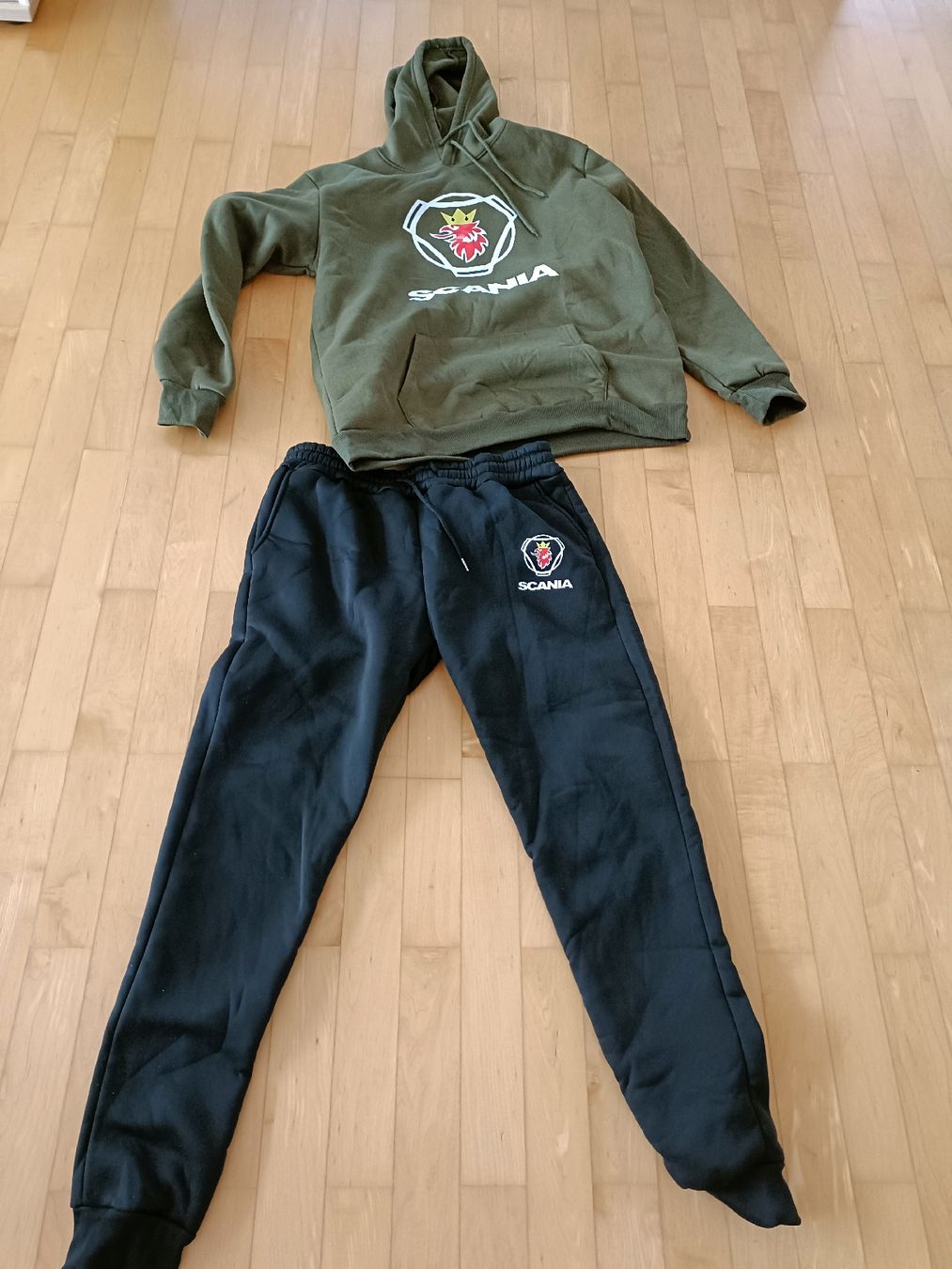 Pullover & Sweatshirts: Scania Trainerhose + Pulli – Neu und originalverpackt aus Gossau SG von scania1509