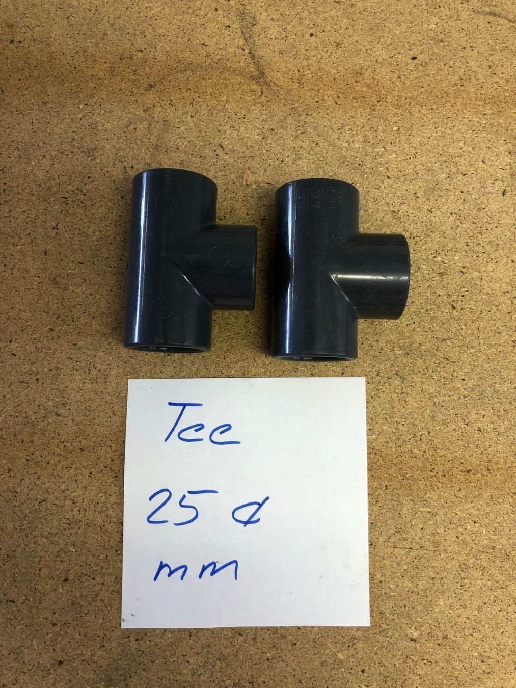 Tutti gli attrezzi: 2 neue PVC Tee 25mm – Nuovo (secondo la descrizione) da Balzers venduto da APE03