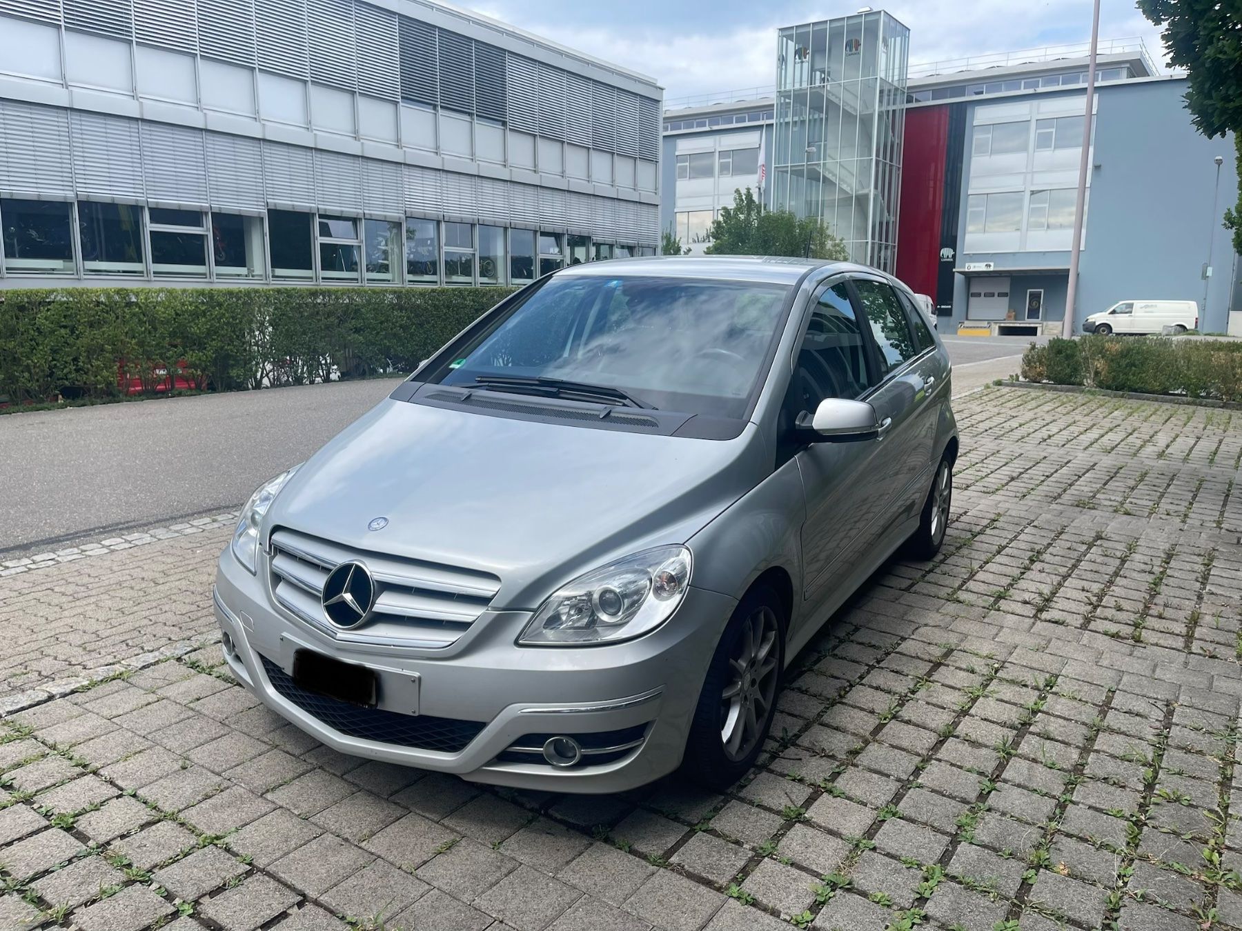 Mercedes-Benz Automobili: Mercedes-Benz B200 AB MFK 2025 – Usato da Lichtensteig venduto da elektronik-service 1