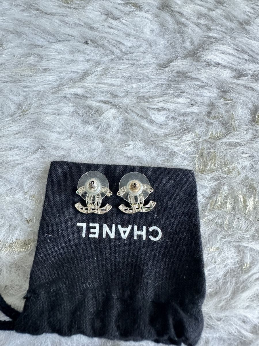 Chanel Orecchini pendenti & Orecchini a lobo: CHANEL CC Mesh Gold Tone Stud Earrings – Usato da Wädenswil venduto da runwayhysteria 2