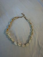 Muschelkette mit weissem Band