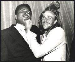 Fotografie Boxer Muhammad Ali mit Tennis