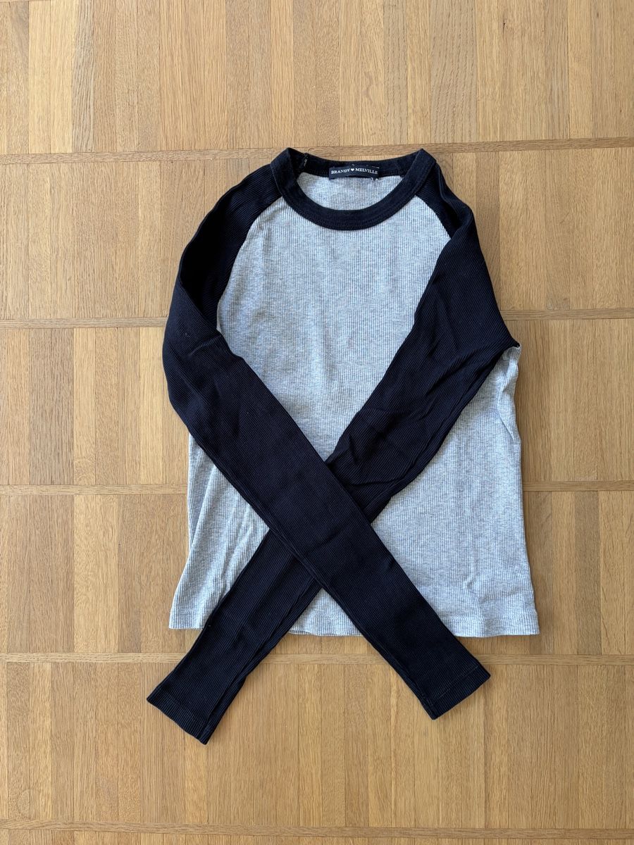Brandy Melville Tops: Brandy Melville Raglan Longsleeve, One Size – D'occasion à Zürich par bib_ds9n 1