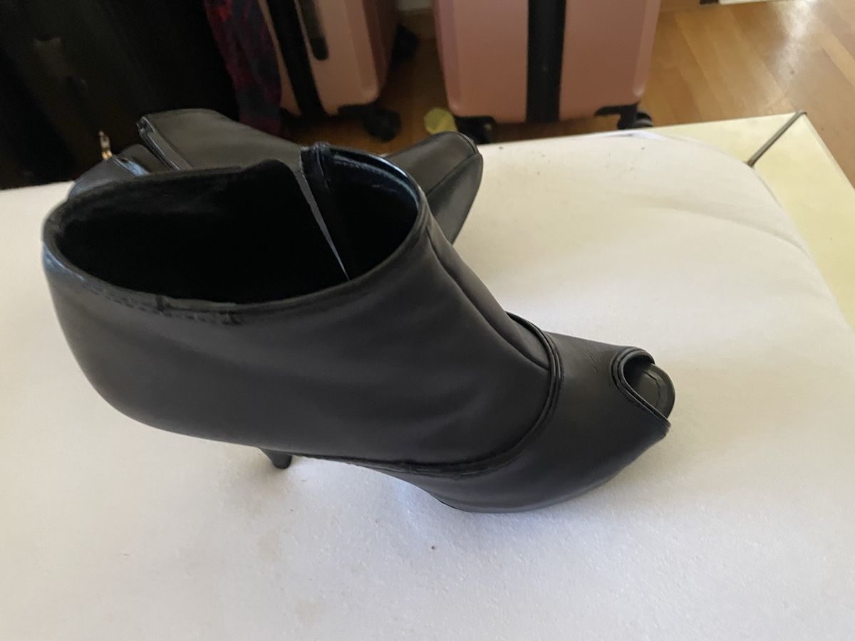 Scarpe per cavalli: Stylish Louis Vuitton Black Leather Peep-Toe Booties! – Usato da Dietikon venduto da val_7c5x