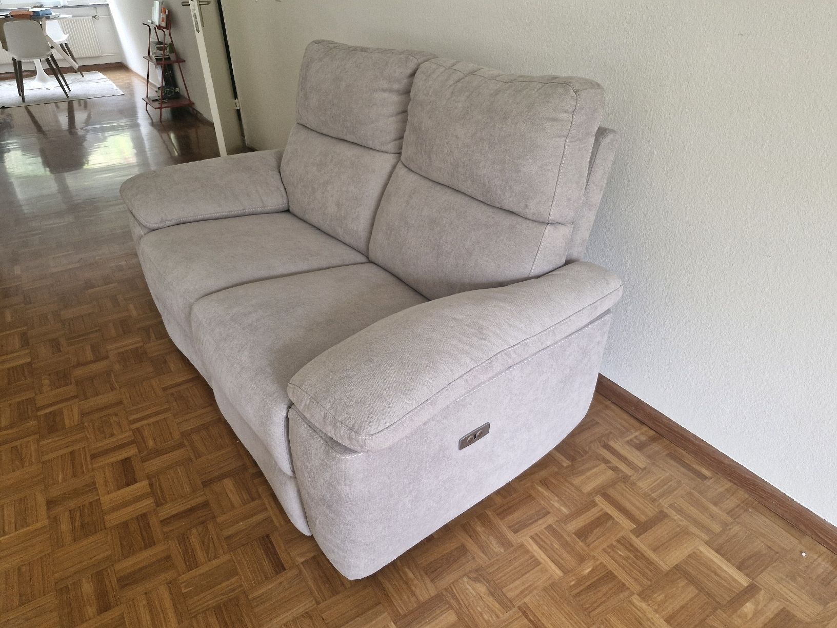 Divani: 2 seater sofa electric recliner. Perfect condition. – Nuovo (secondo la descrizione) da Allschwil venduto da leo_tm75 1