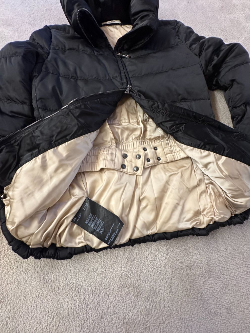 Prada Jacken: PRADA Black Down Puffer Jacket – Size 38 – Gebraucht aus Grund b. Gstaad von ReLuxe 6