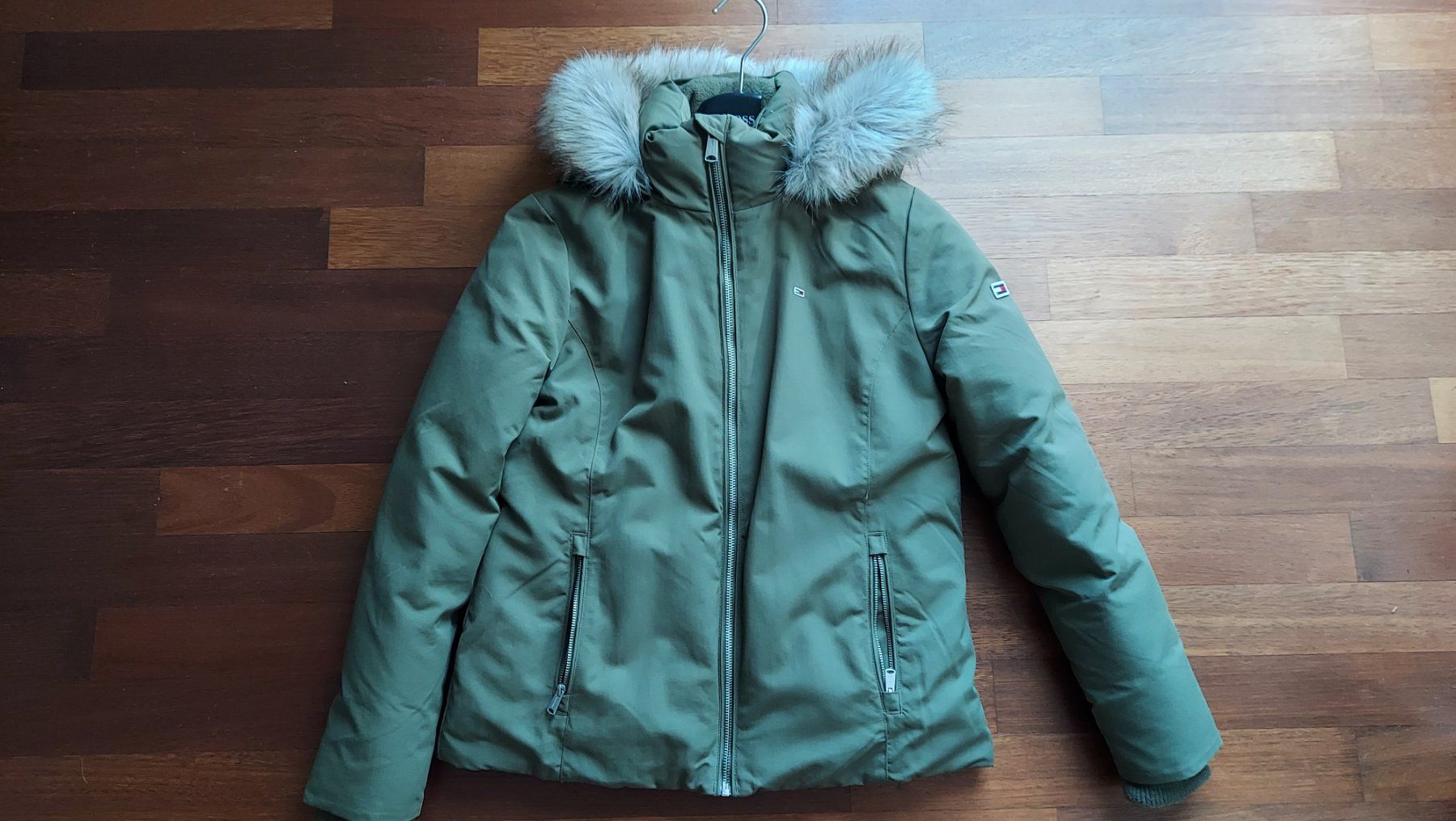 Tommy Hilfiger Jacken: Daunenjacke oliv Hilfiger Jeans – Gebraucht aus Küssnacht am Rigi von Mukare